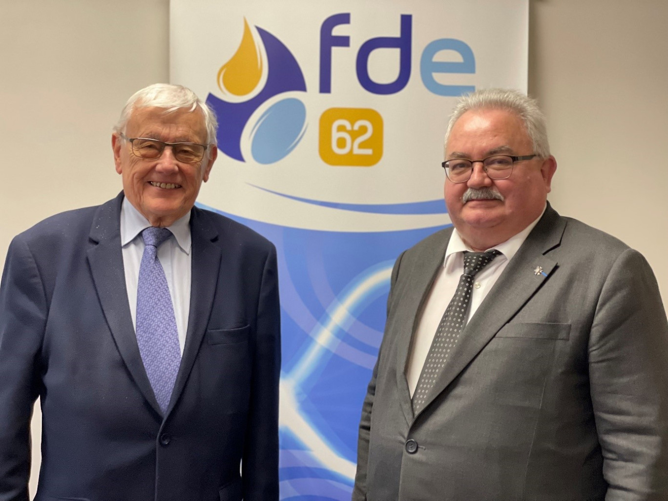 Pierre Evrard (à droite) succède à la présidence de la Fédération Départementale de l’Énergie du Pas-de-Calais, à Michel Sergent qui en est le président fondateur.