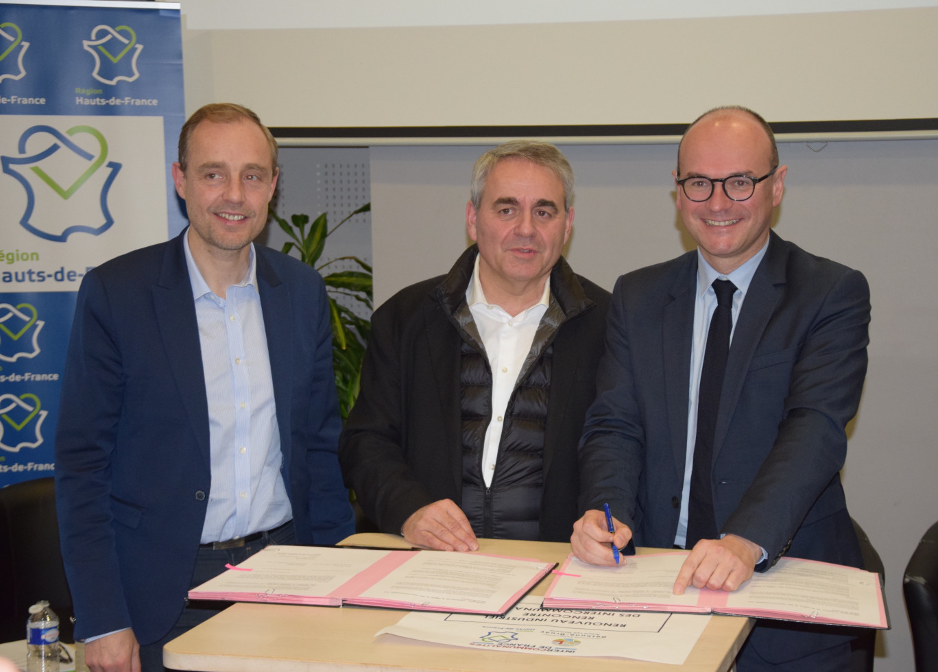 De gauche à droite : Olivier Gacquerre, président de la Communauté d'Agglomération de Béthune-Bruay Artois Lys Romane et vice-président d’Intercommunalités de France ; Xavier Bertrand, président des Hauts-de-France et Sébastien Martin, président d’Intercommunalités de France. 