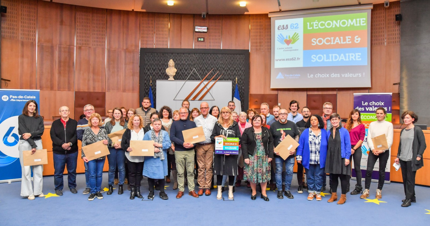 Bénédicte Messeanne-Grobelny, vice-présidente du Département en charge de l’ESS, encadrée par la promo 2023 des porteurs de projets de l’Économie sociale et solidaire. (© Yannick Cadart - Conseil départemental du Pas-de-Calais) 