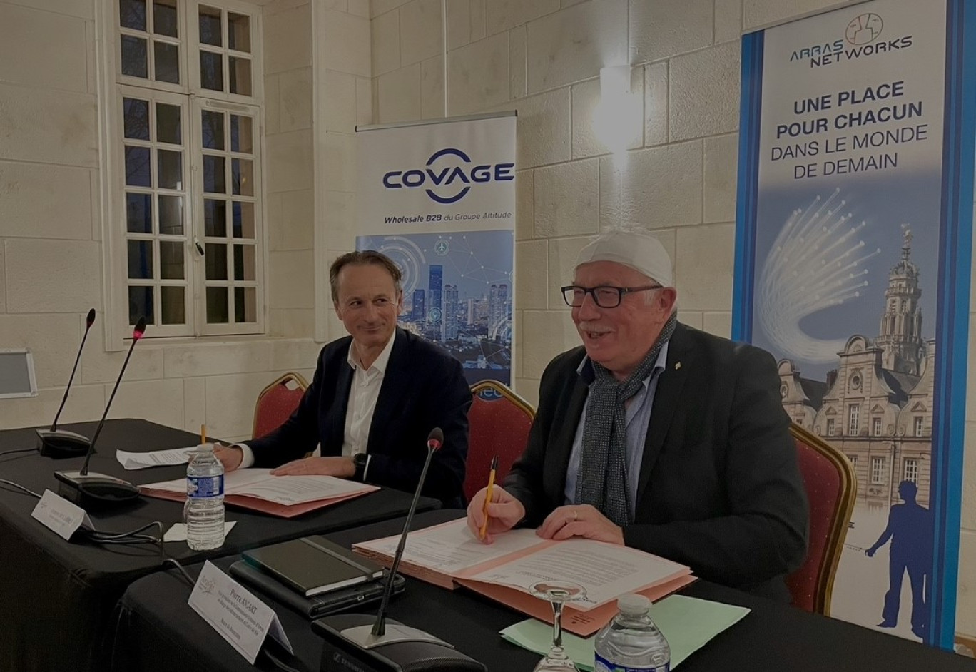 Les signataires : Aymeric de Cardes, directeur général de Covage (à gauche), et Pierre Ansart, vice-président Infrastructures et cadre de vie de la CUA.