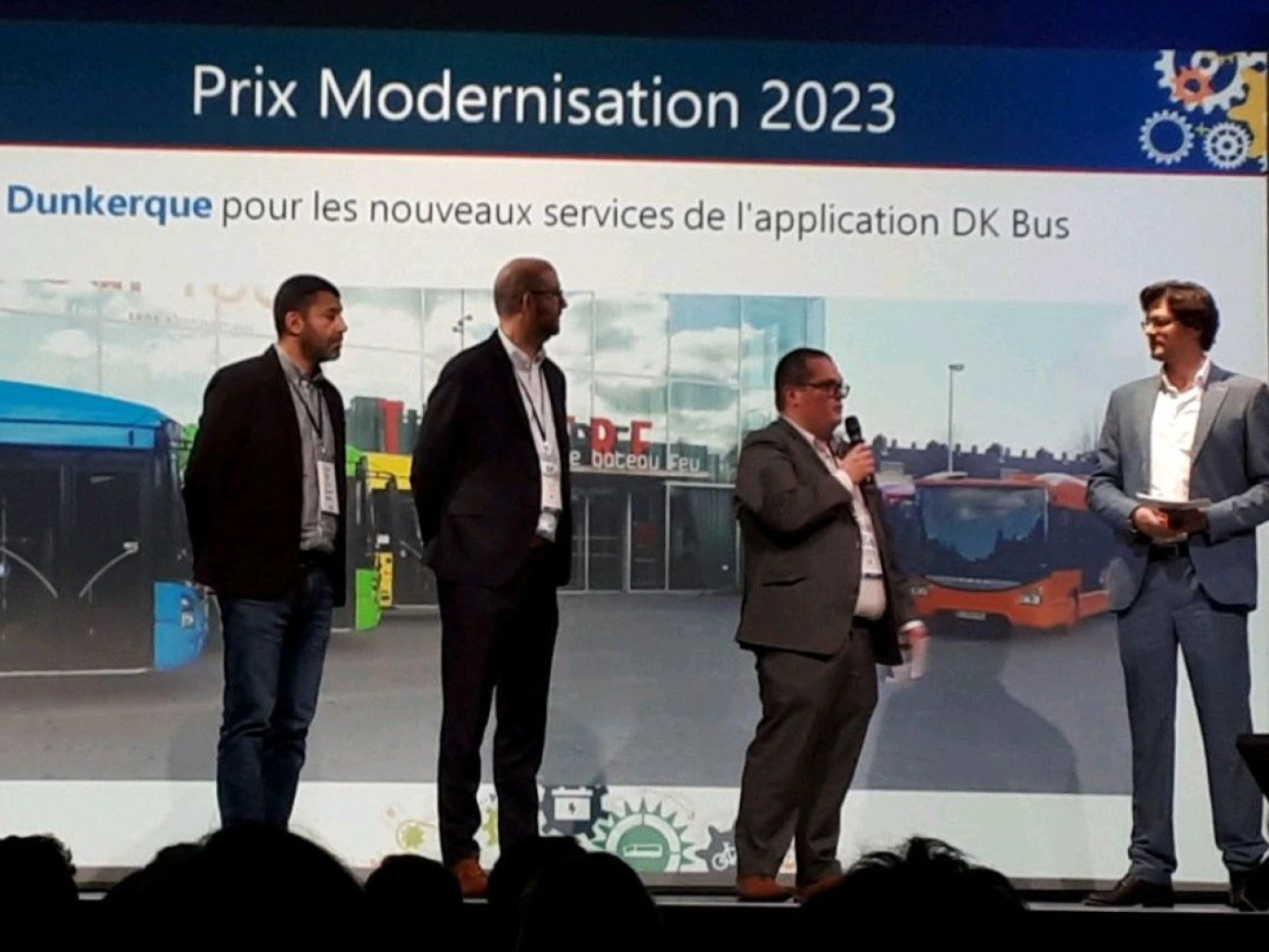 Gregory Bartholoméus, conseiller délégué Transport et Mobilité à la CUD, Laurent Mahieu, directeur de Dk’Bus et Noureddine Hadjadj, responsable des nouvelles technologies reçoivent le prix «Modernisation» du magazine «Ville, Rail et Transports» pour l'application Dk'Bus.