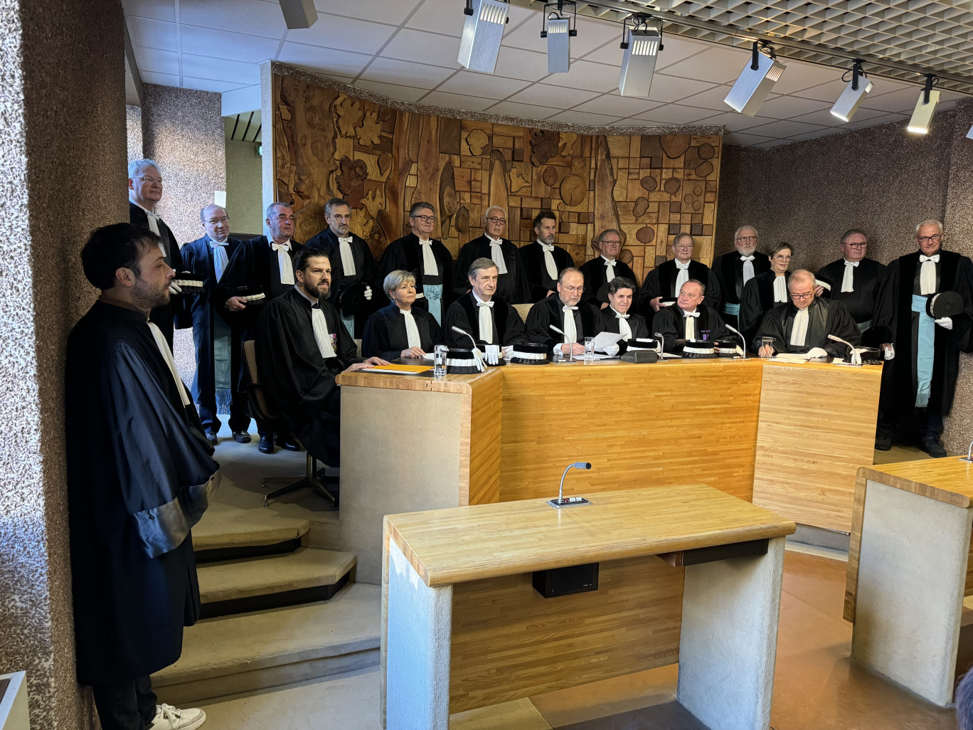 Intervention de Jean-Luc Carbonnier, président du Tribunal d’Arras, en présence de Cyril Delhaye, vice-procureur de la République d’Arras (à gauche).
