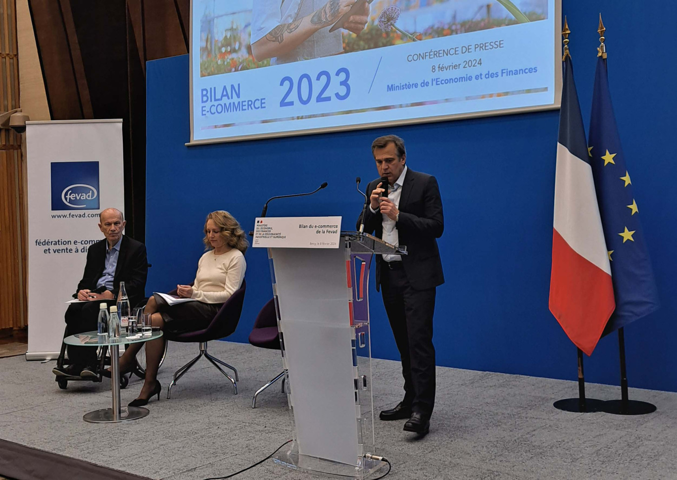 De gauche à droite : François Momboisse, président de la Fevad, Céline Bracq, directrice générale d'Odoxa, et Marc Lolivier, délégué général Fevad (au micro).