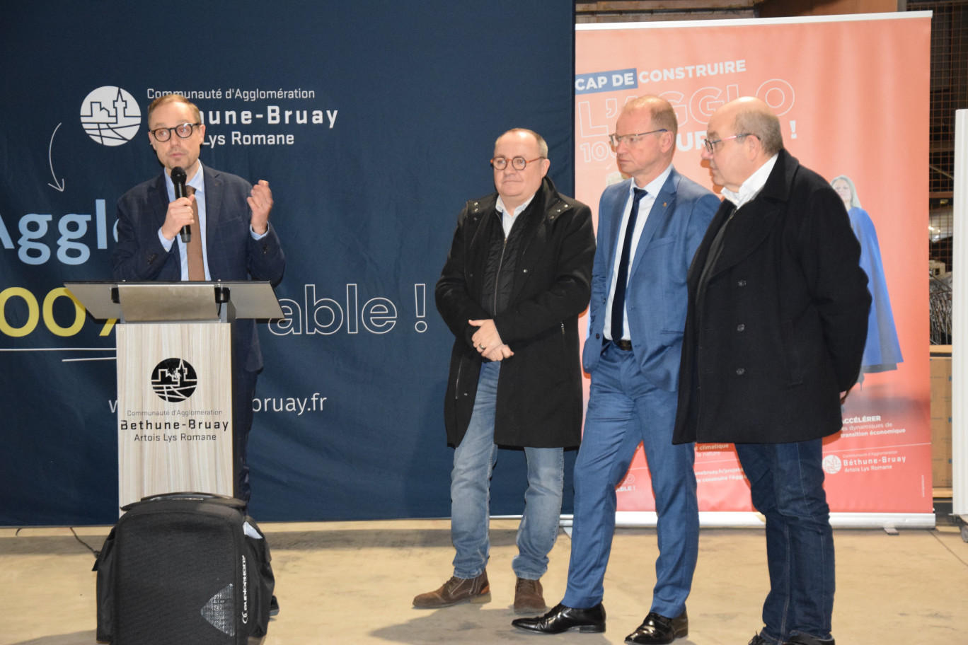 Olivier Gacquerre, président de la Communauté d'Agglomération Béthune-Bruay, Artois Lys Romane, Philippe Scaillierez, maire de Labourse, Serge Marcellak, maire de Noeux-les-Mines et Jean-Michel Dupont, conseiller délégué en charge du lien avec les universités, des ports fluviaux, des zones d’activités économiques et des pépinières d’entreprises de la CABBALR. 