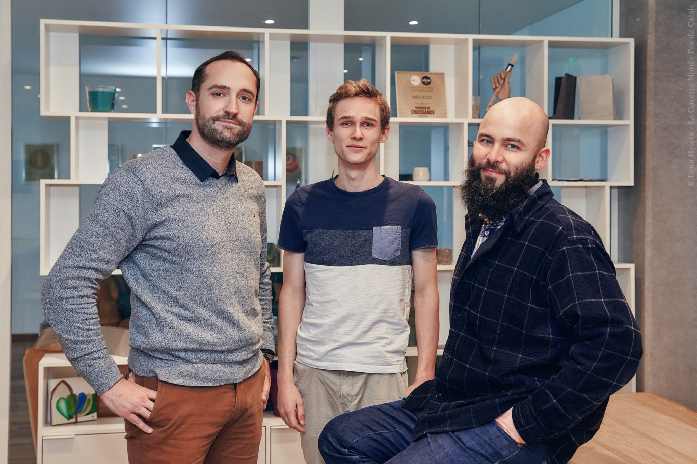 De gauche à droite : Laurent Guestin, directeur financier, Romain Genna, ingénieur procédé et initiateur historique du projet NeoCem, et Guillaume Luu, responsable du développement commercial de NeoCem. © Lena Heleta