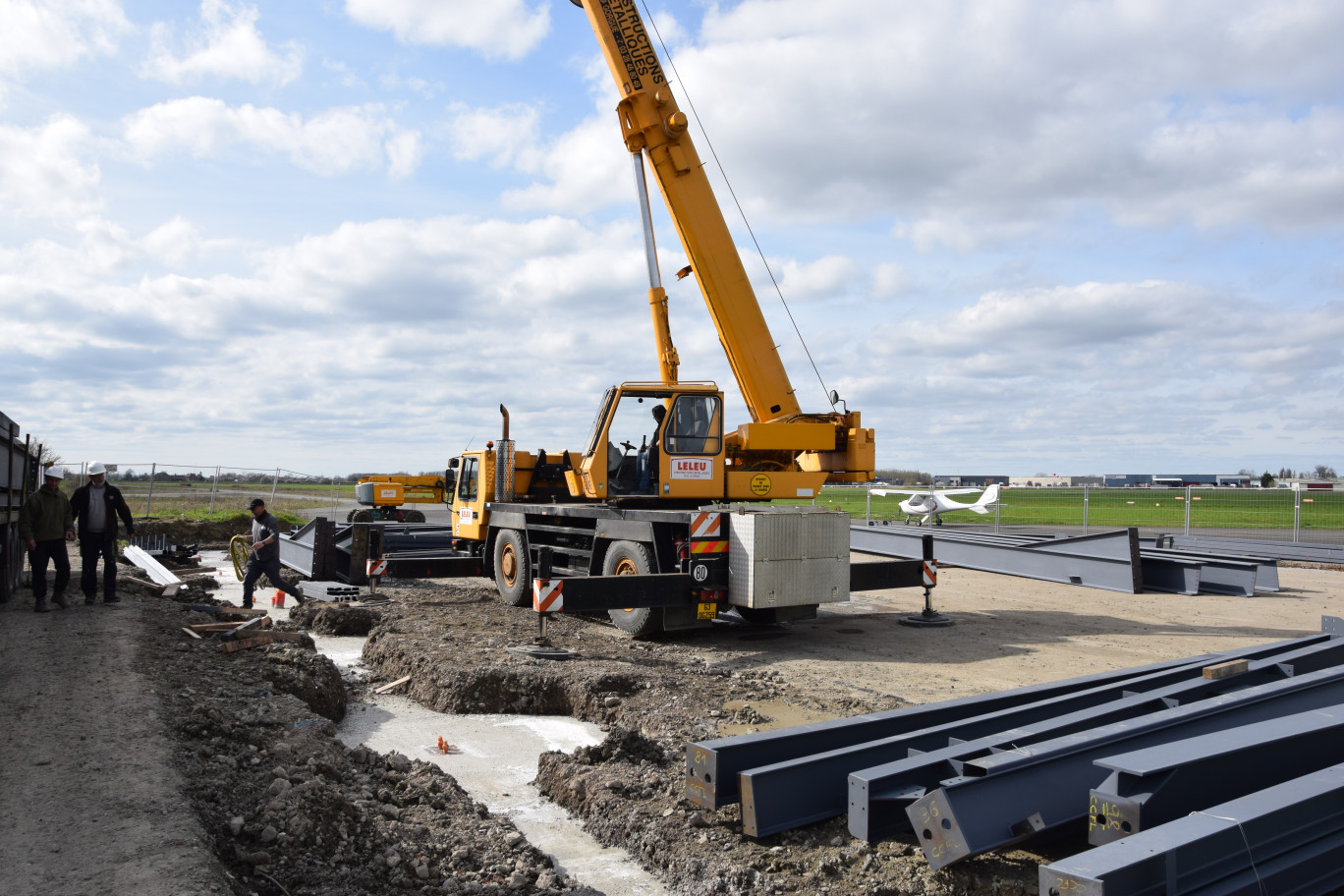 Le nouvel hangar de remisage de 1 000 m2, opérationnel en juin pour un budget de 700 000€ HT, pourra accueillir une dizaine d’avions de tourisme ou deux gros-porteurs.