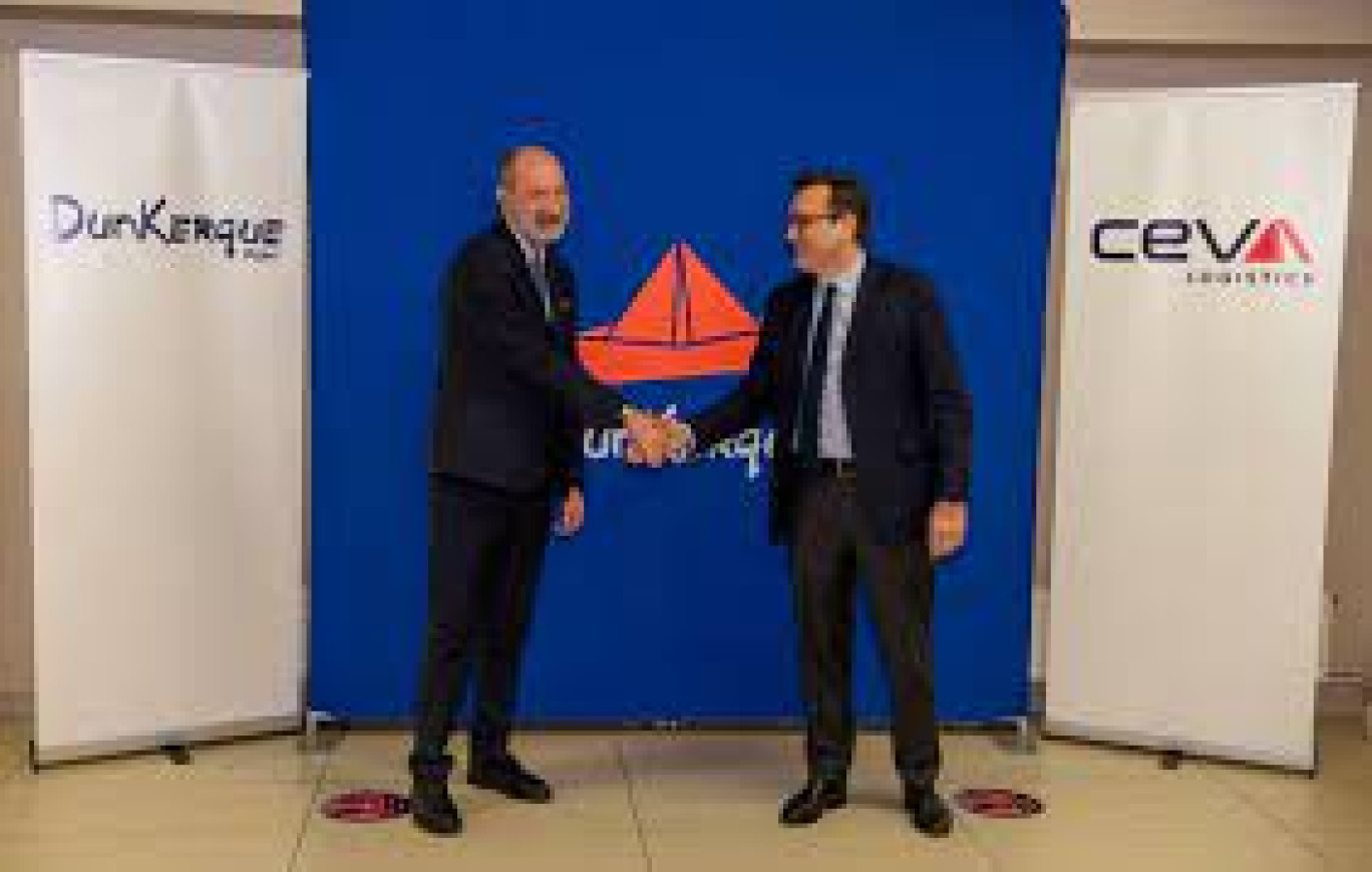 Le président du directoire du port de Dunkerque, Maurice Georges, et le PDG de Ceva Logistics, Mathieu Friedberg ont officialisé leur accord cette mi-mars 2024.  © Dunkerque Port