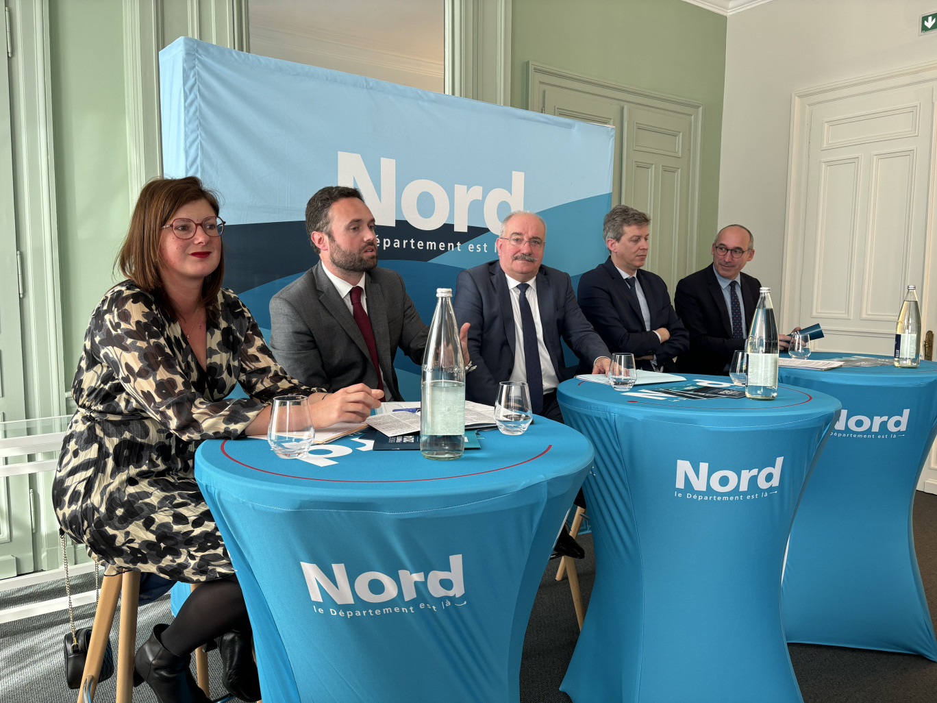 Christian Poiret, président du Département du Nord, entouré de Loïc Cathelain, vice-président en charge des Finances, de Doriane Bécue, première vice-présidente en charge du Retour à l’emploi et de l’insertion, Valentin Belleval, vice-président en charge de la Voirie et des Infrastructures, et de Paul Christophe, président du groupe Union Pour le Nord.© Marie Boullenger 