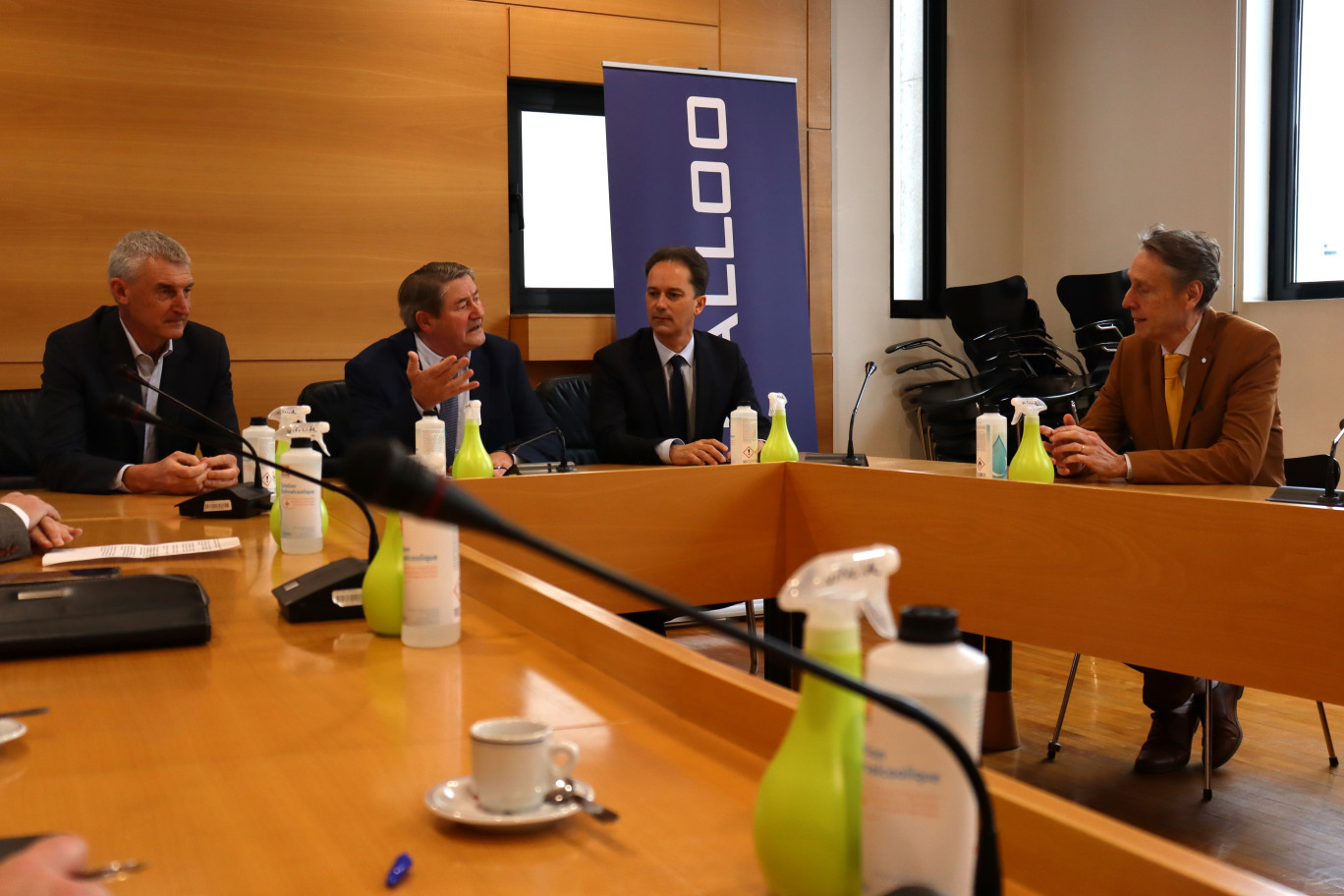 Rick Debaere, directeur général de Galloo, Philippe Duquesnoy, maire de Harnes, Sylvain Robert, président de la CALL et Olivier François, directeur du développement chez Galloo à Halluin. © Aletheia Press/E.Chombart