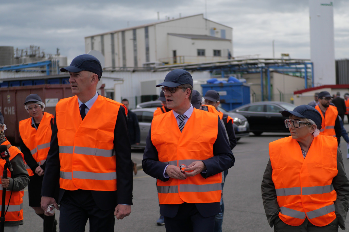 Roland Lescure, ministre de l’Industrie (à gauche), a visité l’entreprise calaisienne Interor, guidé par son PDG, Geoffroy Waroqueaux (au centre), et accompagné par la maire de Calais, Natacha Bouchart (à droite). © Aletheia Press/Valentin De Poorter