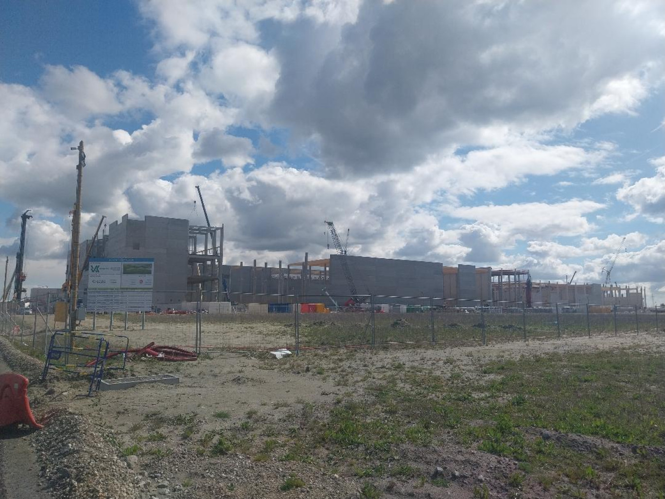 En quelques mois seulement, la future usine géante de Verkor est déjà bien visible sur la zone "Grandes Industries" du port de Dunkerque à Bourbourg.
