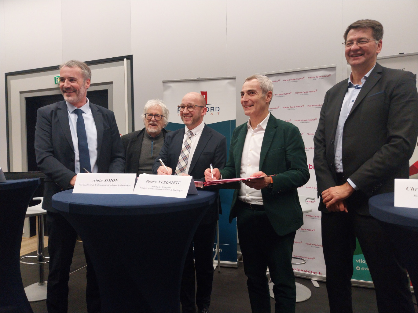 Les trois bailleurs sociaux, Flandre Opale Habitat, Partenord Habitat et Vilogia, signent leur charte de partenariat à l'hôtel communautaire le 31 mars dernier.