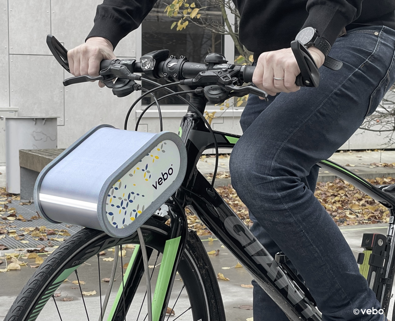Le boîtier est tout simplement clipsé sur le vélo et peut ensuite être enlevé par l'utilisateur pour être rechargé. @vebo