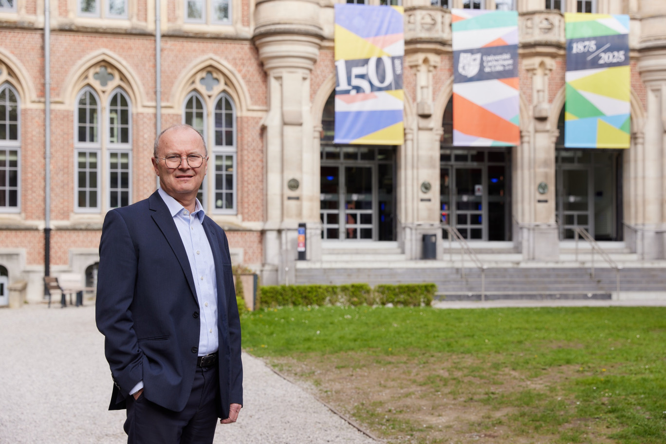 Patrick Scauflaire, président-recteur de la Catho, devant le bâtiment emblématique de l'Université. © Lena Heleta 