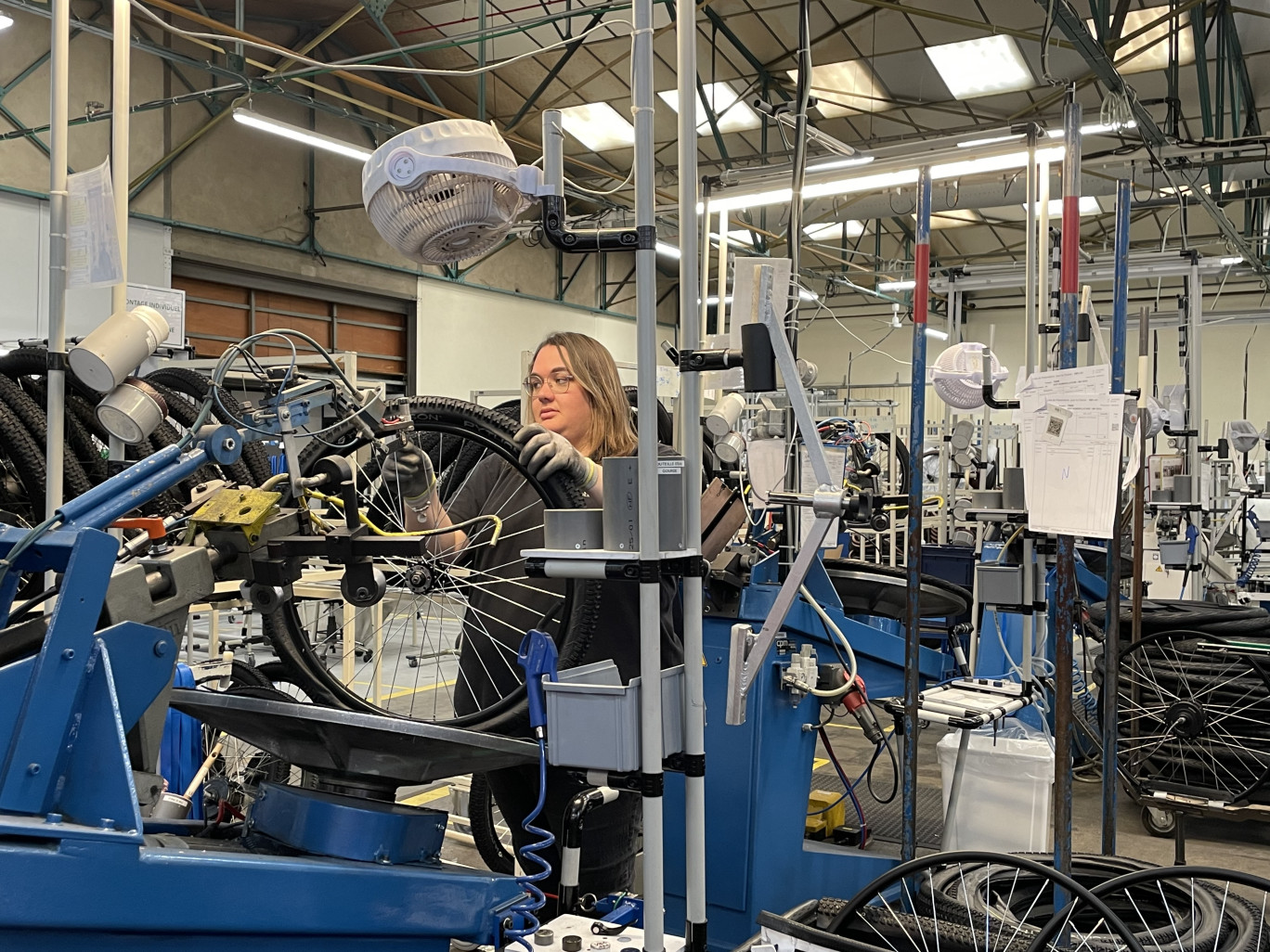 Assemblage à la Manufacture française du cycle, à Machecoul (Loire-Atlantique). ©O. Razemon