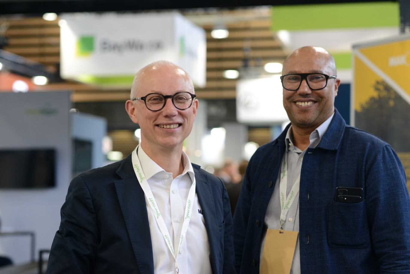 Pierre Escarbelt directeur et Hassan Mamoun, solar business developer, représentaient ManOrga Solar au salon BePositive à Lyon. © Aletheia Press / Emilie Wood