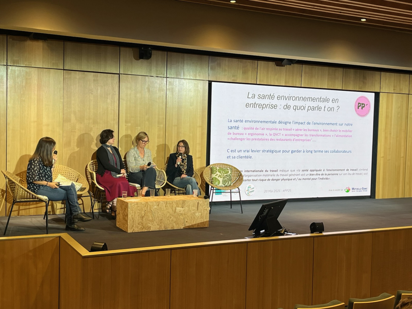 Corinne Schadkowski de CoS Consulting, Sophie Cabaret, chargée de mission à ARACT Hauts-de-France, et Pauline Richebé, responsable du développement et des partenariats chez SSTRN à l'Institut Pasteur de Lille..