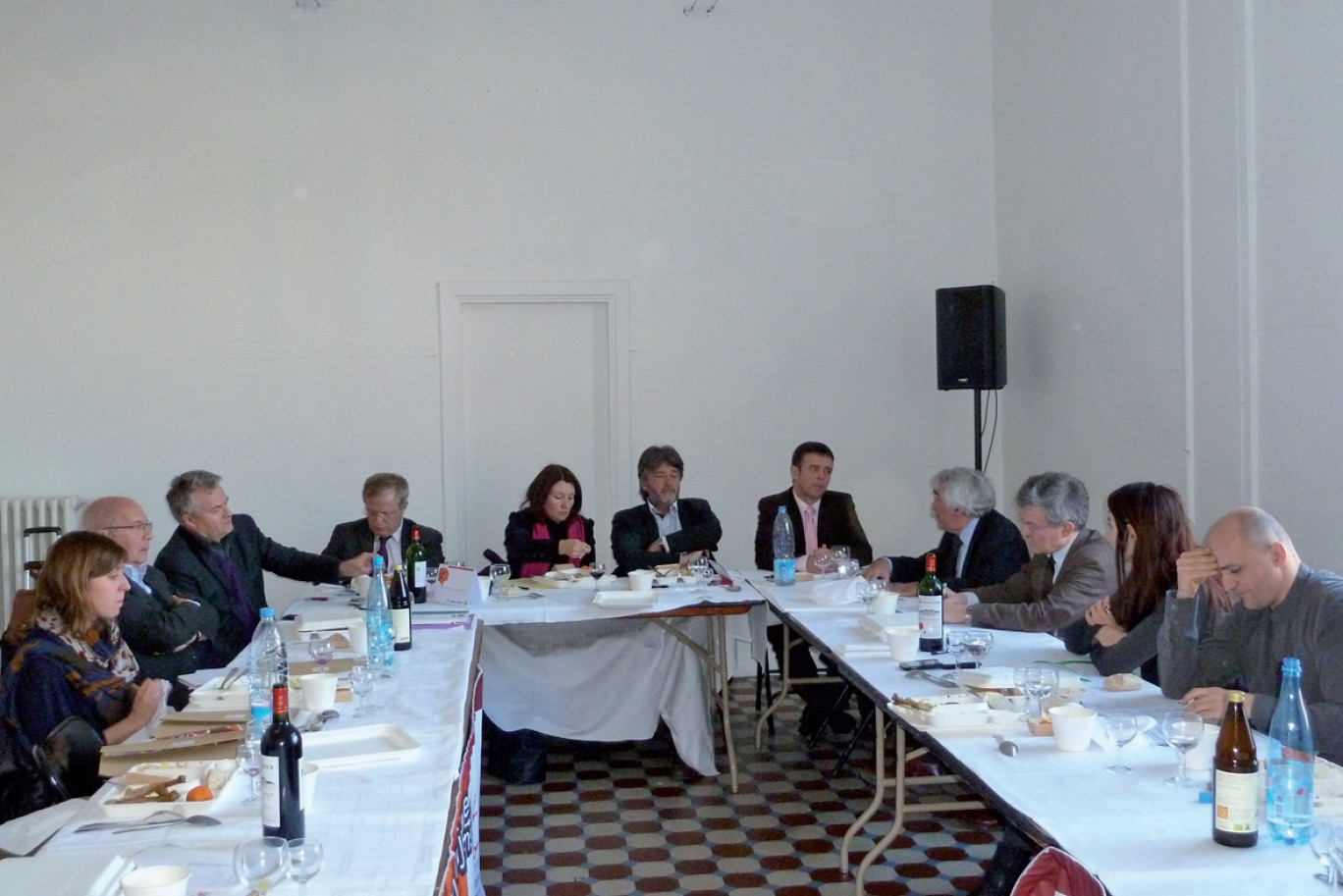 Débat entre Lucien Chabason, conseiller auprès de l’Institut du développement durable et des relations internationales, Gilles Berhault du Club France Rio+20, Michel Pascal de la Dreal, Myriam Cau, présidente du CERDD, Emmanuel Cau, président des Espaces naturels régionaux, Damien Carême, maire de Grande- Synthe, Pierre Radanne du collectif Rio+20, Claude Lenglet du World Forum Institute, Emmanuel Bertin, directeur du CERDD, et son équipe.