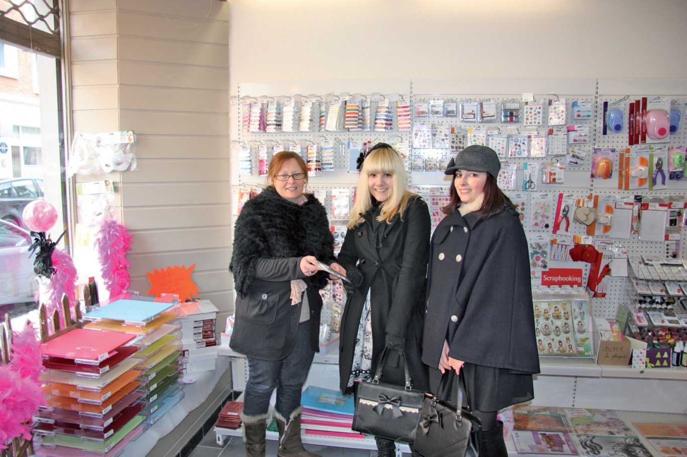 Anne-Sophie Morillon (à gauche) conseille deux jeunes clientes assidues de sa boutique.