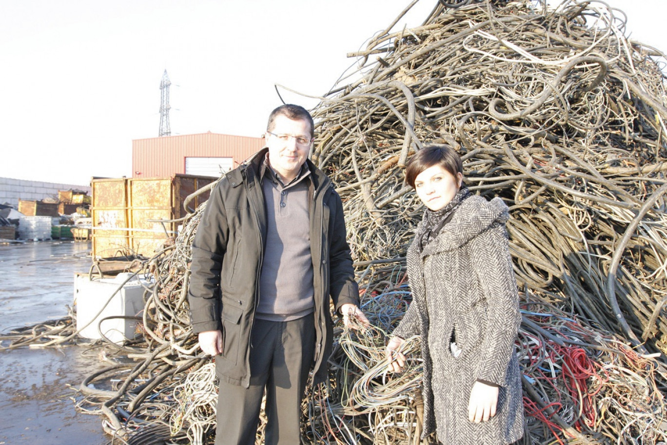 Damien et sa future collaboratrice, Tiphaine, sur le parc de retraitement de Coenmans, devant un lot de câbles qu’ils ont apporté à l’entreprise.