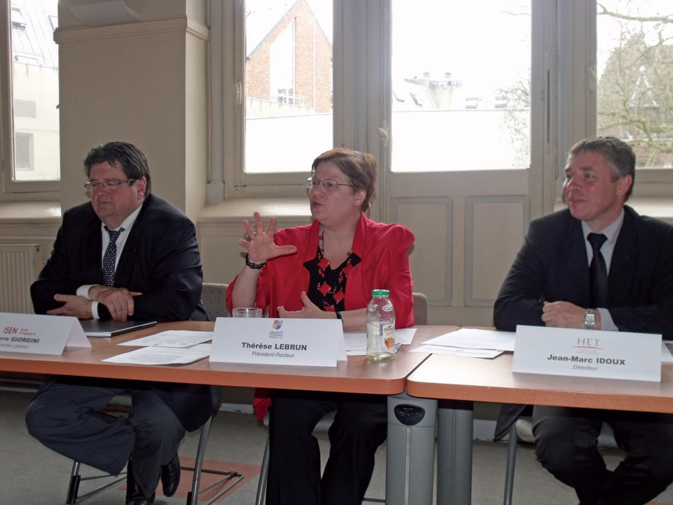 De gauche à droite, Pierre Giorgini, directeur général de l’ISEN, Thérèse Lebrun, président-recteur de l’Université catholique, et Jean-Marc Idoux, directeur général HEI.