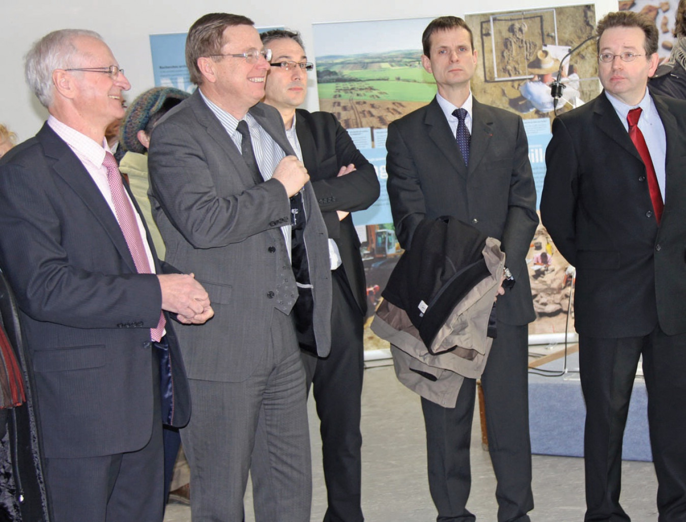 Lors de la visite inaugurale (de gauche à droite) : Pascal Lachambre, maire d’Achicourt, Philippe Rapeneau, président de la communauté urbaine d’Arras, Stéphane Geneté, directeur interrégional Inrap Nord-Picardie, Jacques Witkowski, secrétaire général et sous-préfet d’Arras, et Pascal Depaepe, directeur scientifique et technique à l’Inrap.