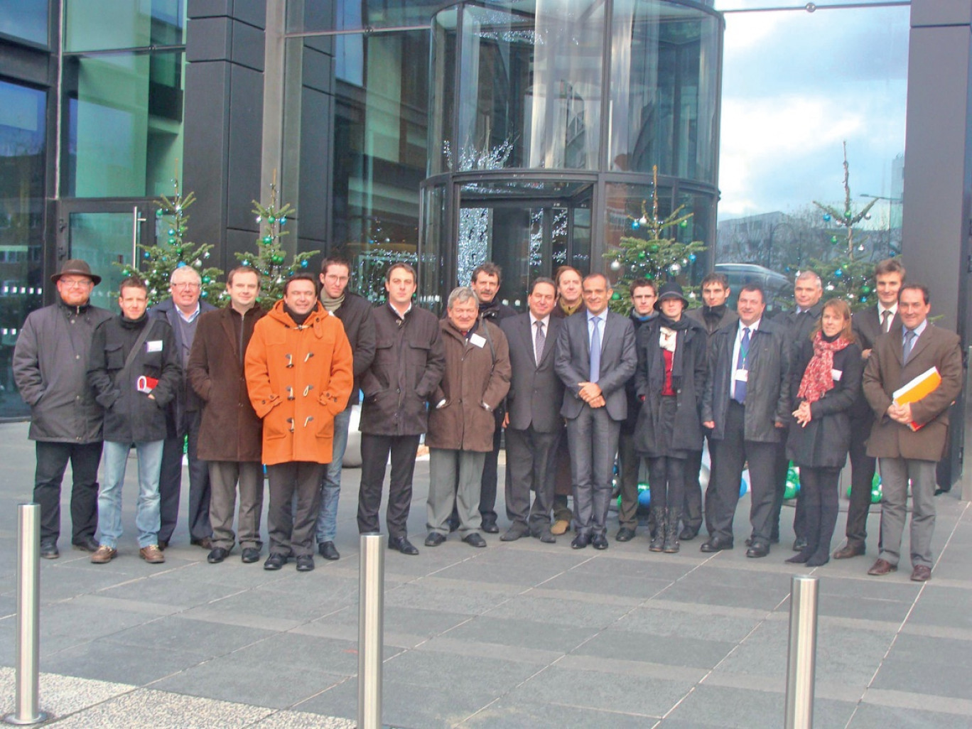 La délégation nordiste devant les bureaux de Schneider Electric, accueillie par Jean-Pascal Tricoire, président du directoire (mains croisées, cravate bleu ciel).
