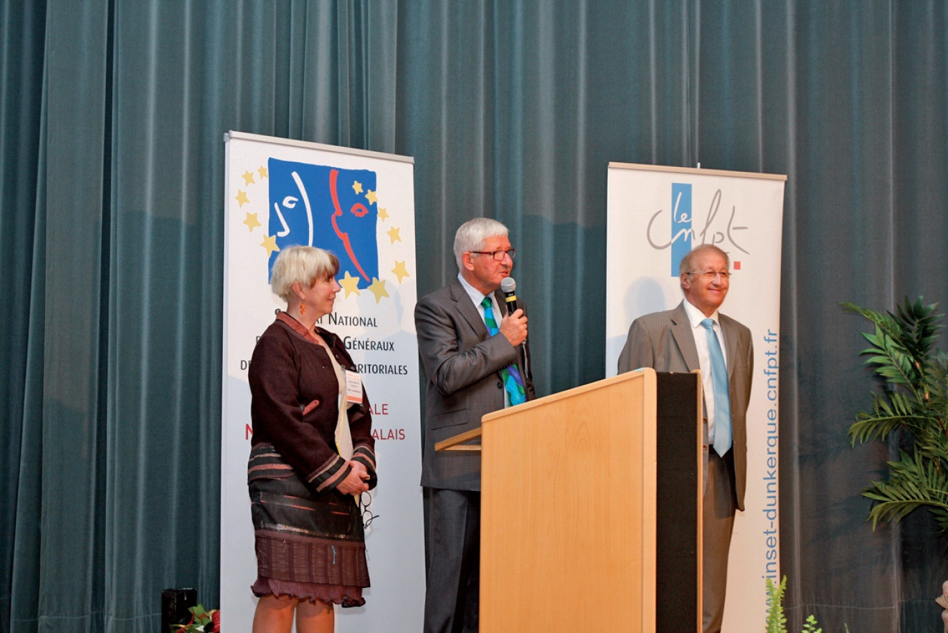 Joseph Pietrzyk (au centre), aux côtés de Daniel Delcroix, maire de Billy-Berclau, et Sylvie Guillet, directrice de l’Inset de Dunkerque lors de l’ouverture du congrès du SNDGCT.