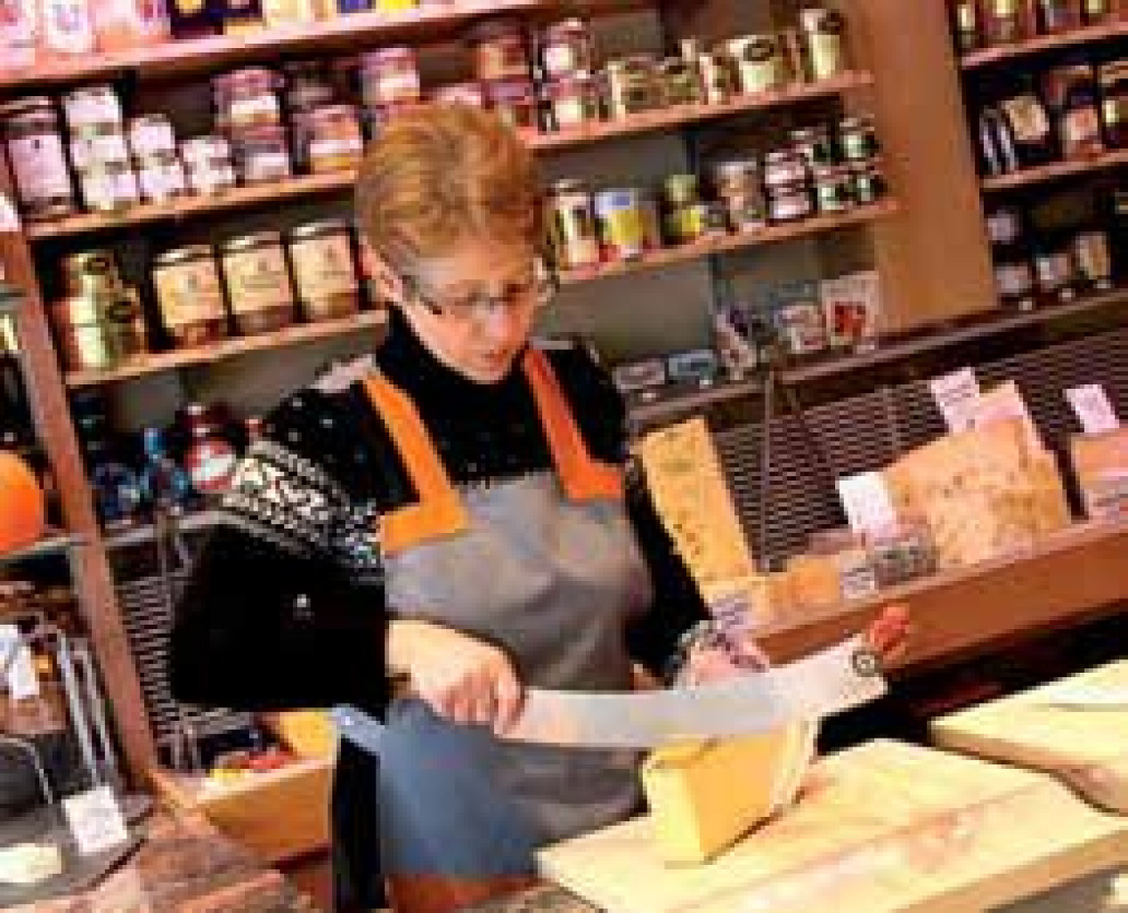 La découpe du fromage est un moment privilégié d’échanges avec le client.