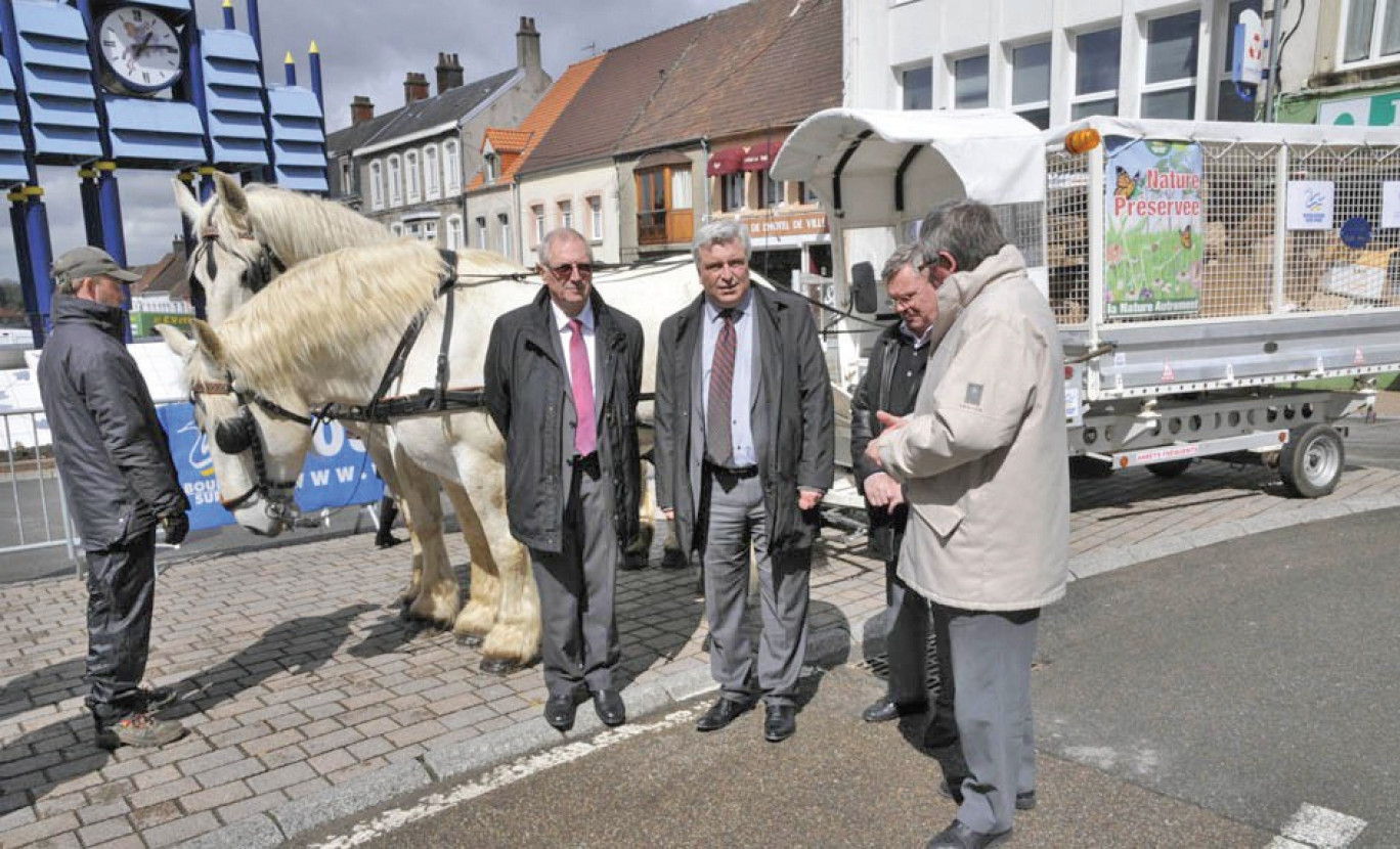 Cette opération s’effectue en partenariat entre la communauté de communes de Desvres-Samer et la ville de Boulogne-sur-Mer qui prête ses chevaux boulonnais et son véhicule hippomobile.