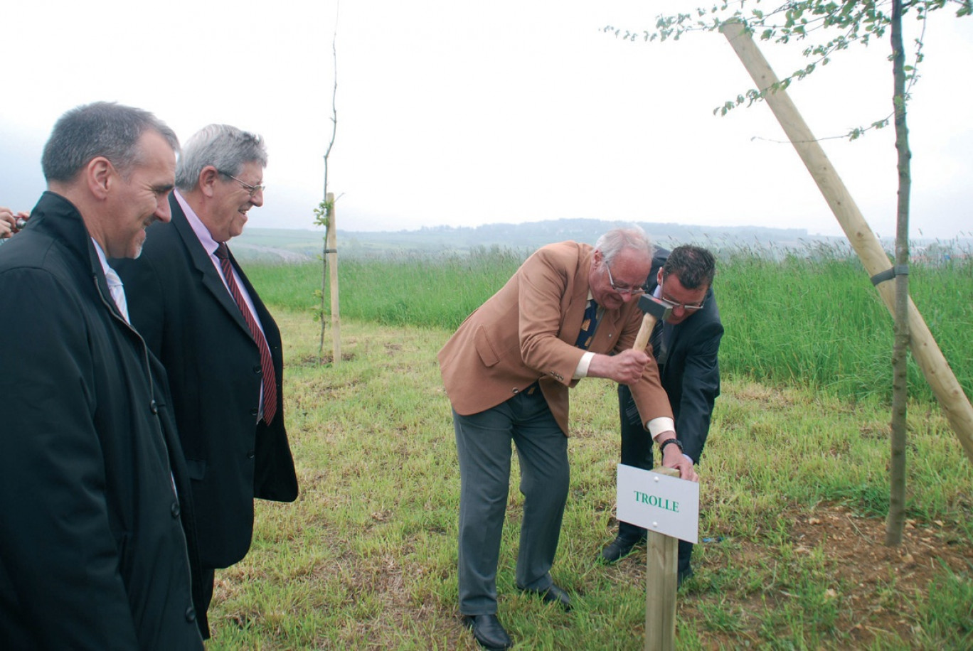 Pierre-Alain Jacob (quincaillerie Trollé) s’est installé sur le parc d’activité paysager de Landacres en septembre 2010, mais n’avait encore eu l’occasion de symboliser son implantation.