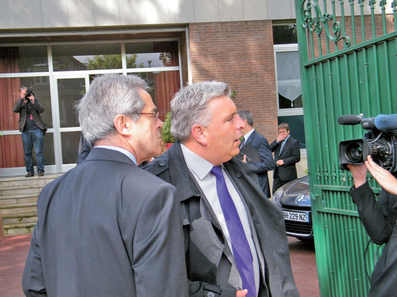Frédéric Cuvillier, ministre des Transports et de l’Economie maritime, et François Delagrange, directeur du cabinet de Daniel Percheron, le président du Conseil régional, en visite à Calais le 7 juin dernier.