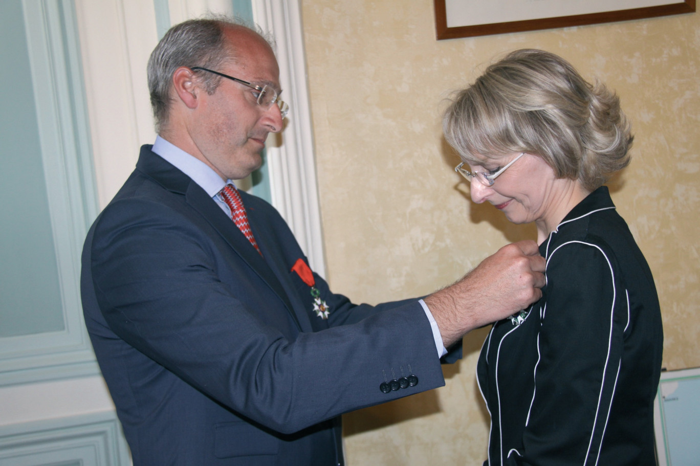 Me Véronique Dhotel reçoit avec émotion les insignes de chevalier dans l’ordre de la Légion d’honneur des mains de Me Benoît Renaud.