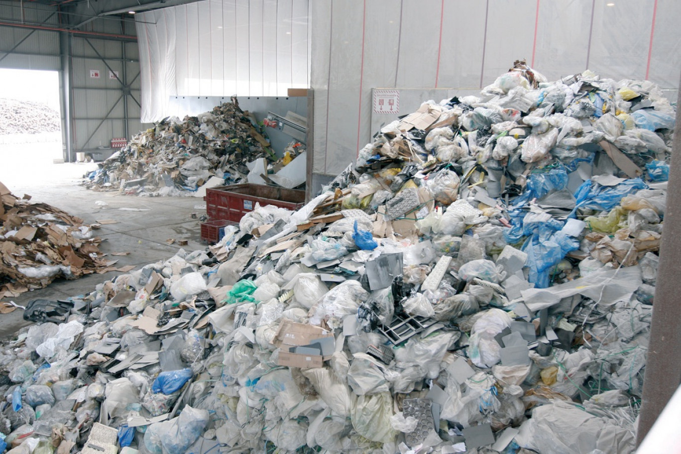 Les déchets subissent une multitude d’opérations de tri d’abord automatisées avec un affinage par les opérateurs.