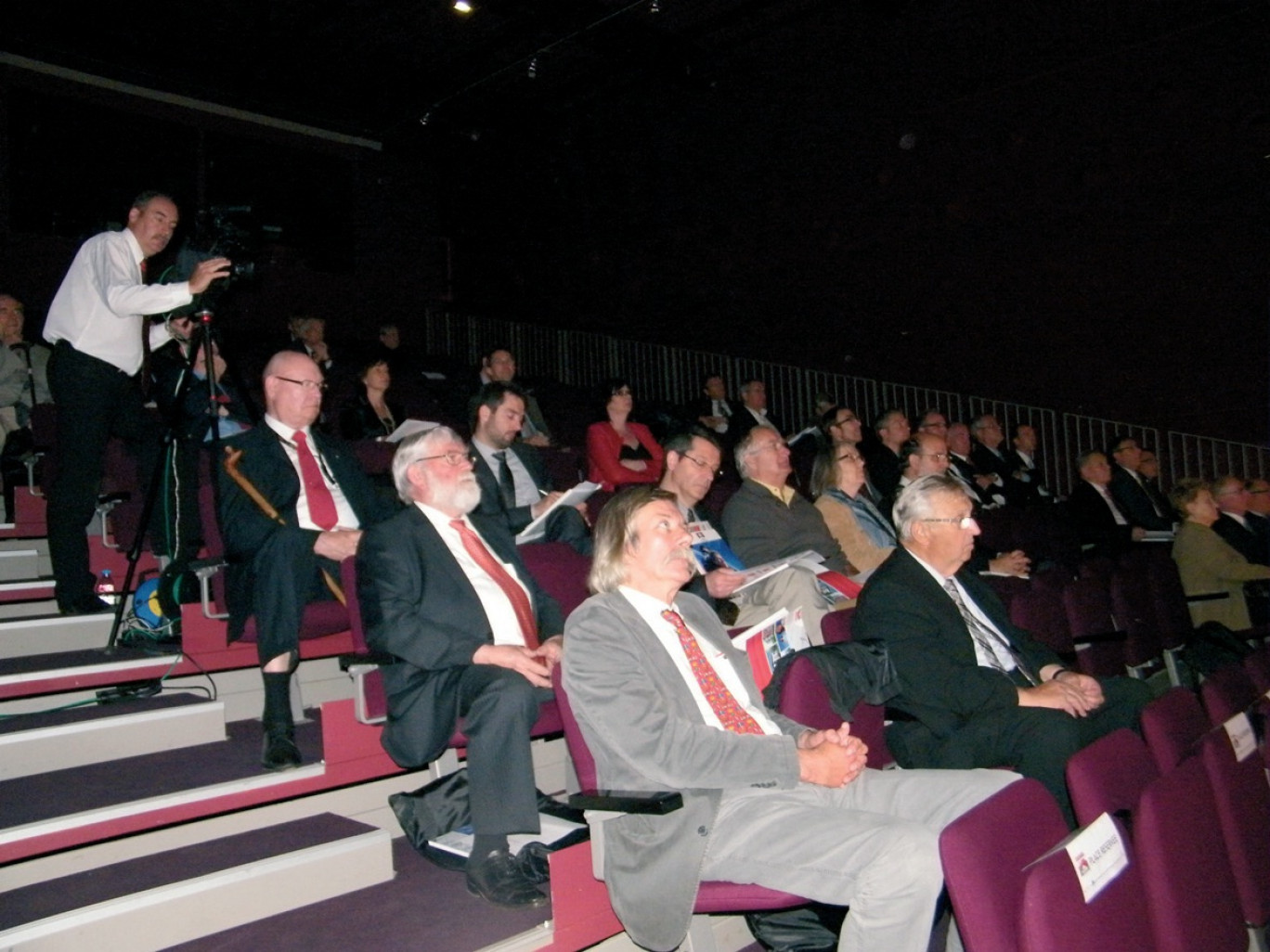 Une centaine de personnes étaient présentes à l’auditorium de la Cité de la dentelle et de la mode à Calais.
