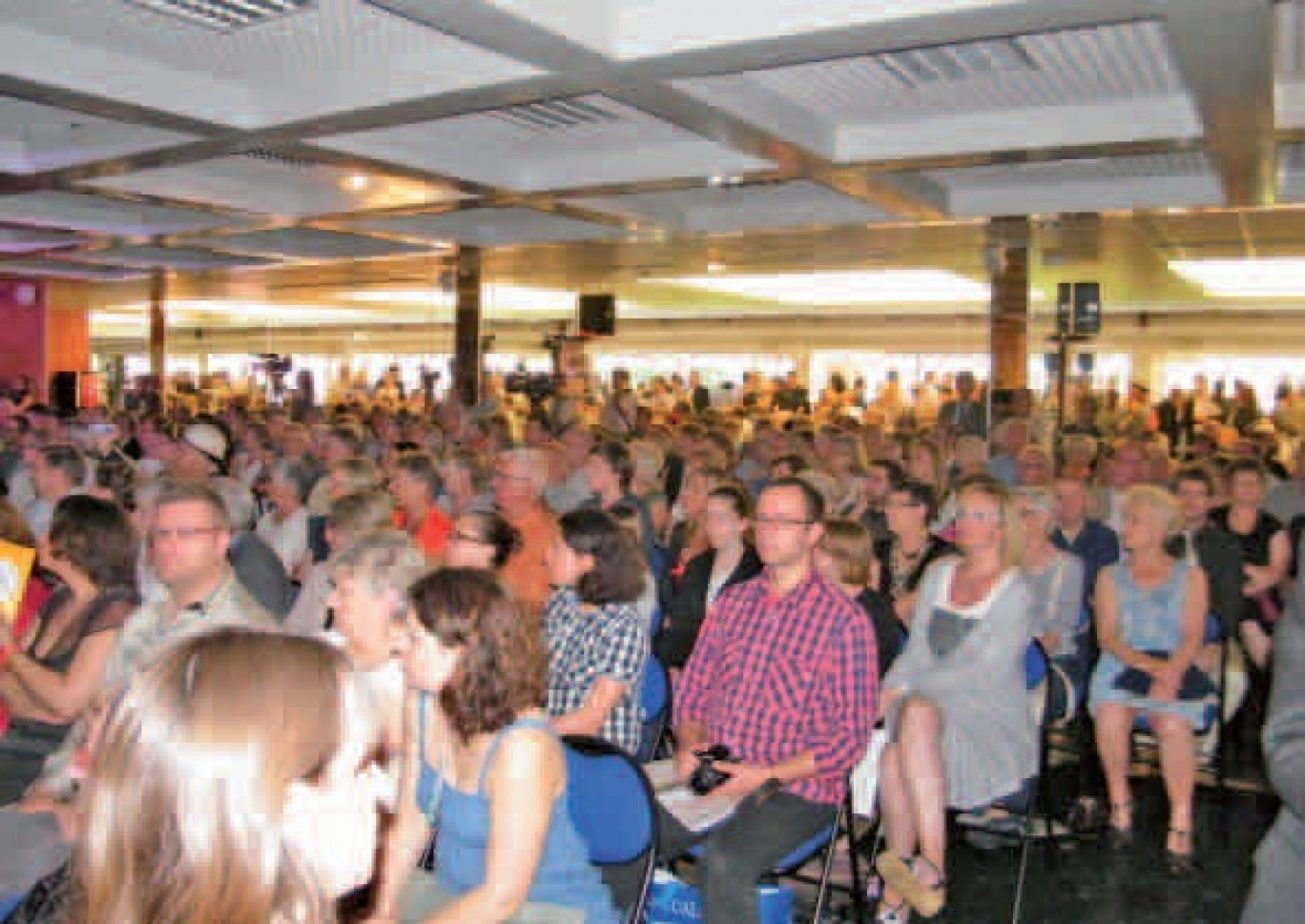Près de 300 personnes s’étaient rassemblées dans le grand salon de Bollaert pendant que d’autres suivaient la réunion depuis les gradins.