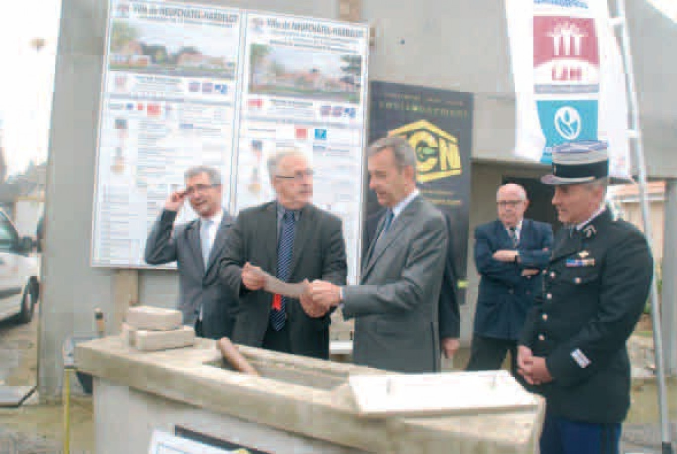 La première pierre a été posée par le président d’Habitat 62/59 Picardie, Christian Parent, le maire Jean-Pierre Pont, le préfet Denis Robin, le sous-préfet de Boulogne, Daniel Rouhier, et le colonel Jérôme Bisognin (de gauche à droite).