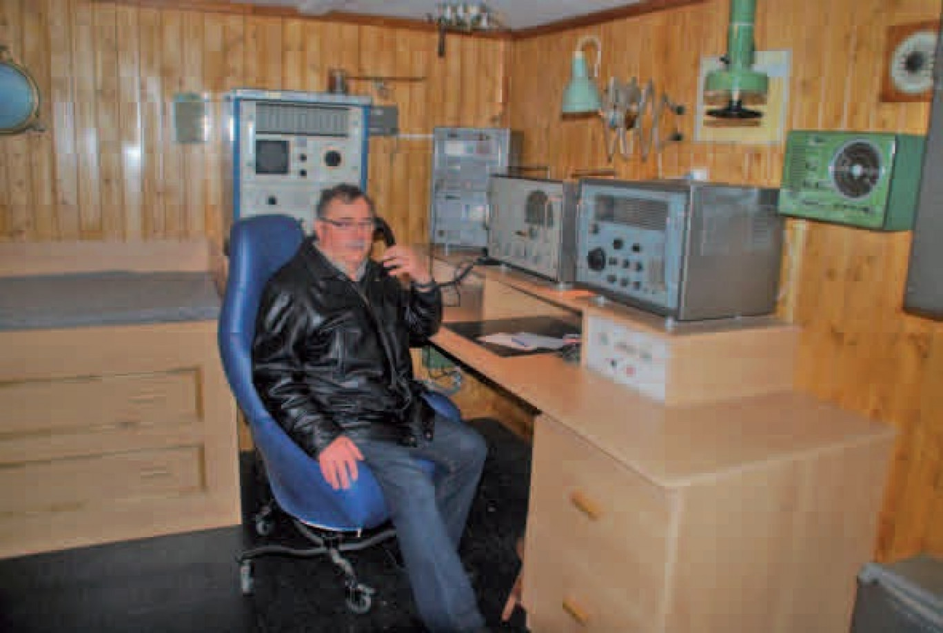 La cabine reconstituée d’un officier radio à bord d’un chalutier classique, à taille réelle.