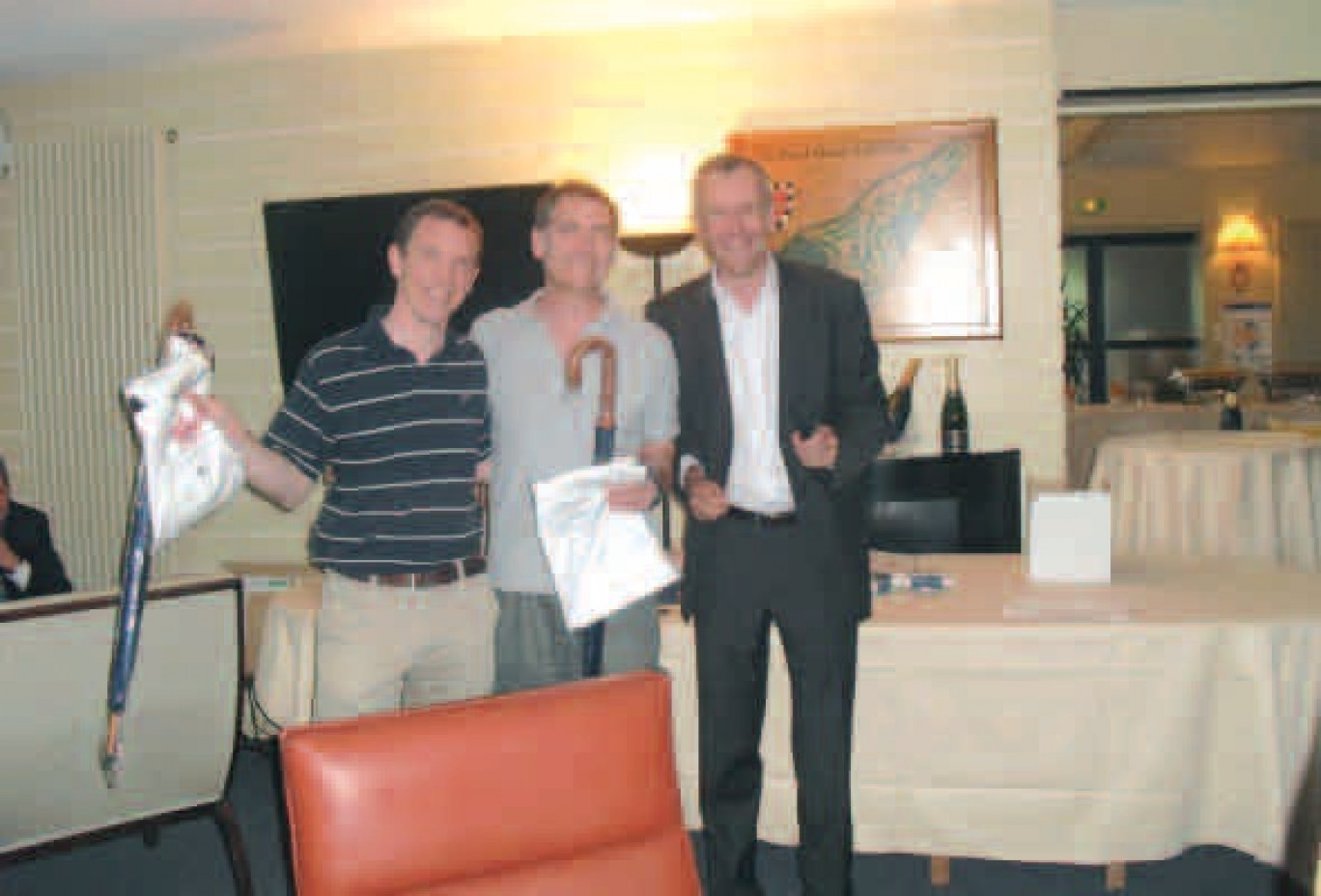 Les vainqueurs du tournoi de golf, Vincent Delesalle et Maxime Couvreur, avec le représentant de la société Tostain & Laffineur (Plaine Images).