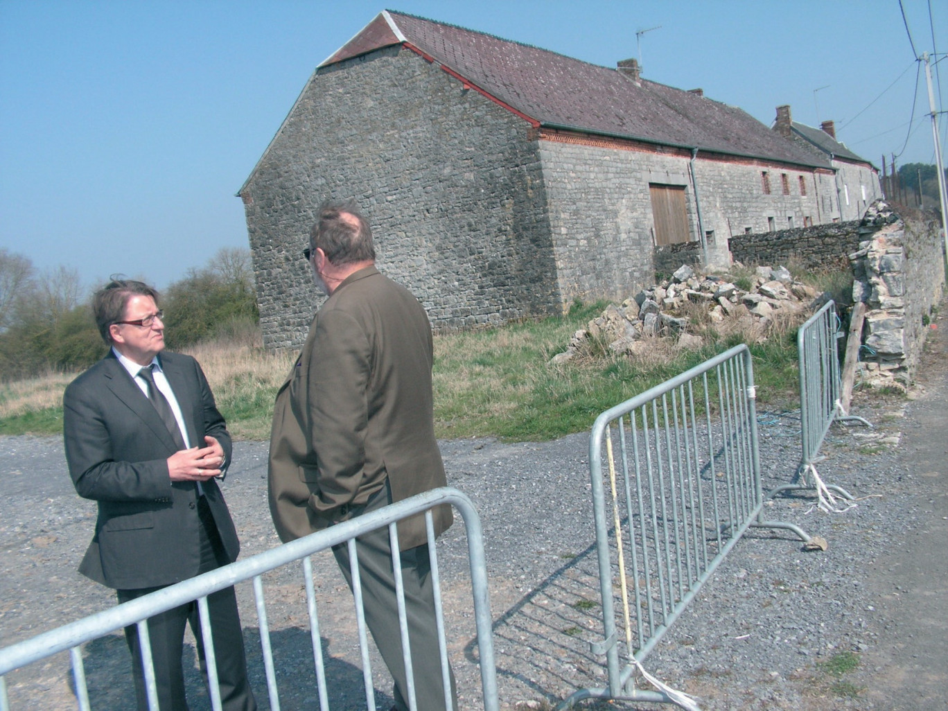 Jean-Marie Sculfort (à gauche) en compagnie de Bernard Navarre, maire de Wallers-en-Fagne. Derrière eux, le site pressenti pour accueillir le futur centre de formation qui se veut “pôle d’innovation”.