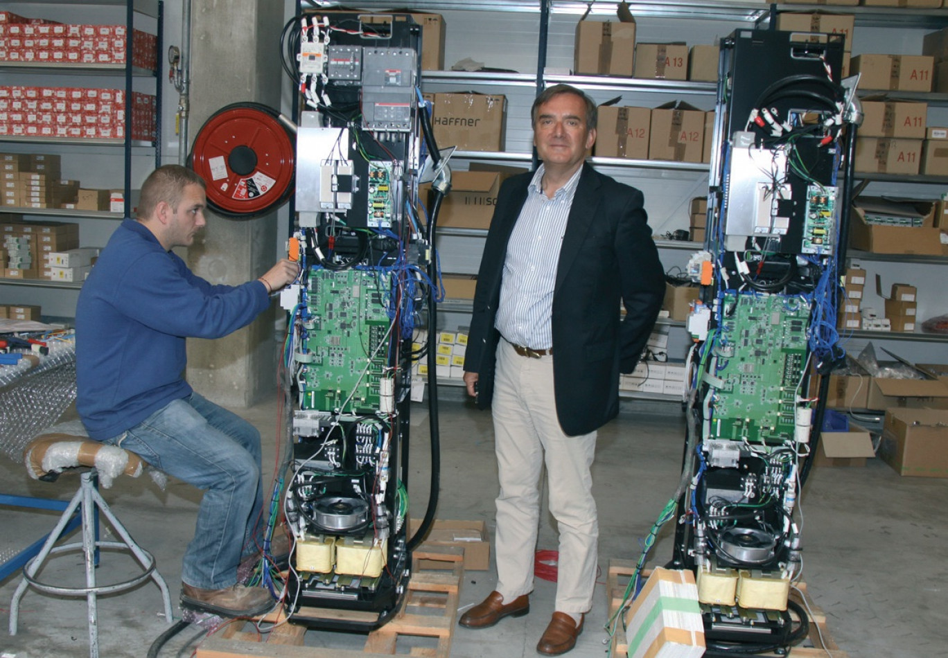 Hervé Borgoltz, président de DBT, présente des bornes en cours de montage.