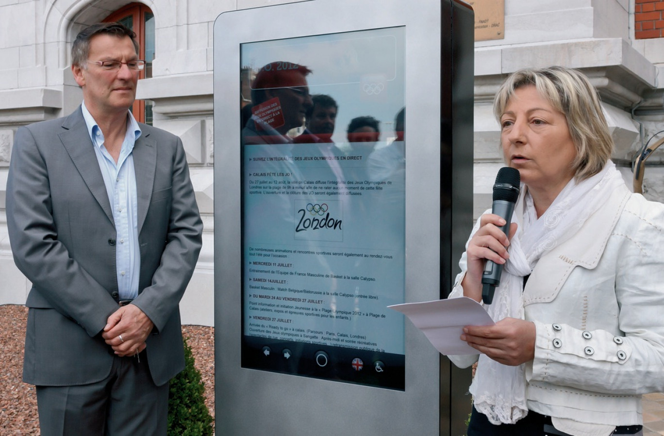 Natacha Bouchart, sénatricemaire de Calais, inaugure une borne le 20 juillet dernier.