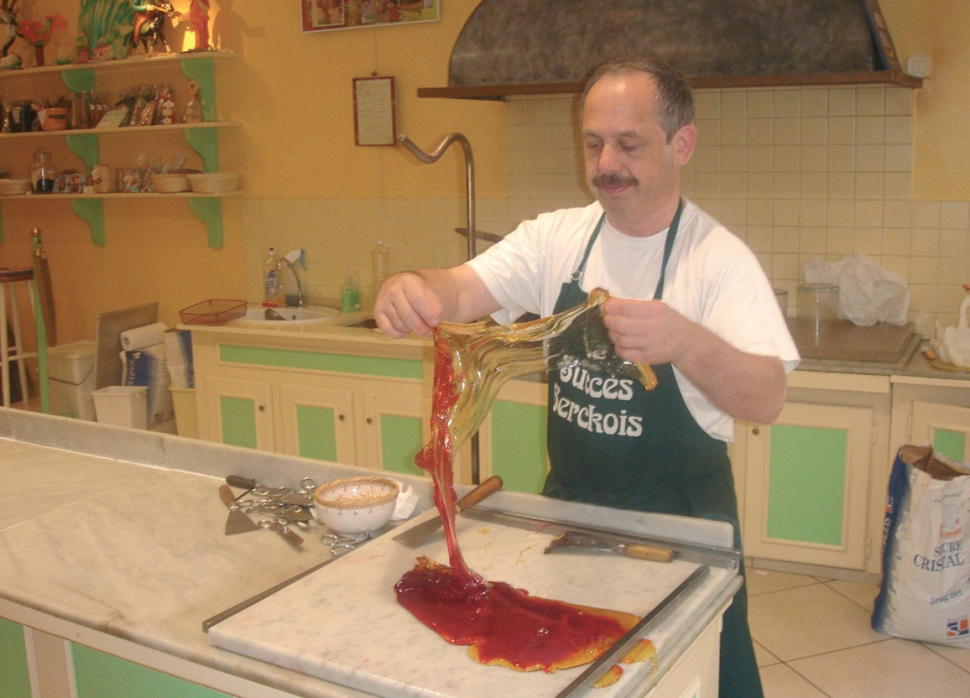 L’artisan confiseur Jean-Yves Matifas perpétue la tradition familiale en mettant au goût du jour le sucre qu’il file à l’ancienne, au crochet.