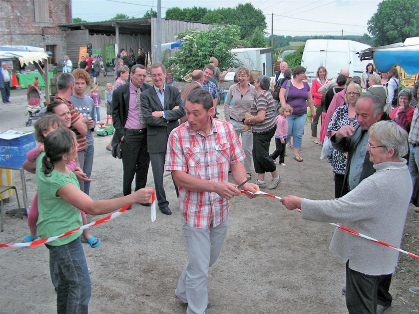 Lors de l’inauguration le 1er juin. Le président du Gabnor, Yannick Przeszlo, lui-même agriculteur bio dans l’Avesnois, coupe le ruban tenu par les deux initiatrices du marché.