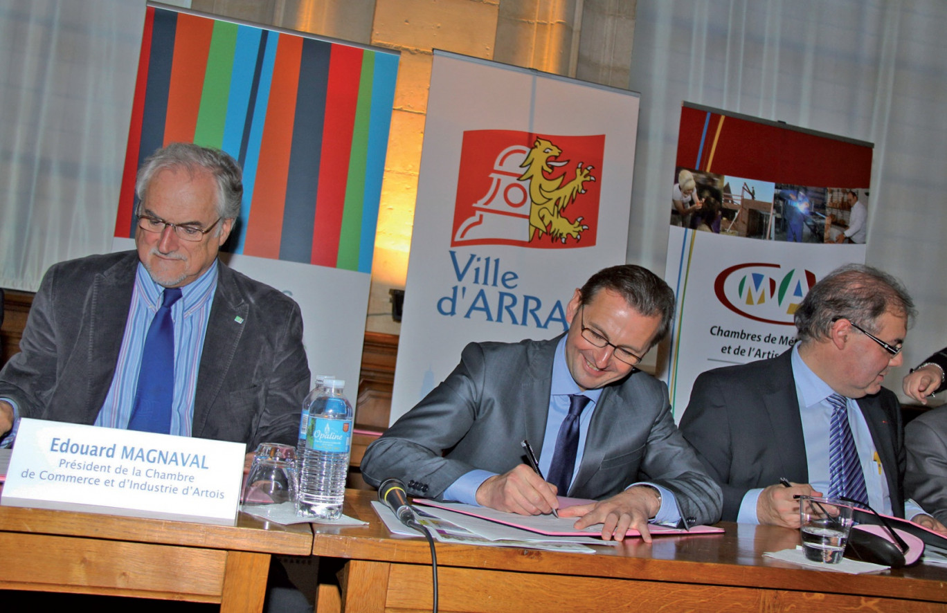 De gauche à droite, les principaux signataires : Edouard Magnaval, président de la CCI Artois, Frédéric Leturque, maire d’Arras, et Gabriel Hollander, 1er vice-président de la chambre de métiers et de l’artisanat Nord-Pas de Calais, président de la section Pas-de-Calais.