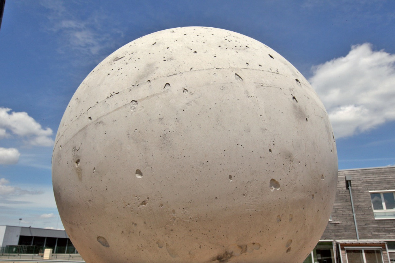Une sphère a été fabriquée à partir du béton développé par l’Ecole des mines, Néo-Eco Recycling et Sita. Les premiers tests sont encourageants mais il reste à vérifier si le produit n’a pas d’impact sur l’environnement.