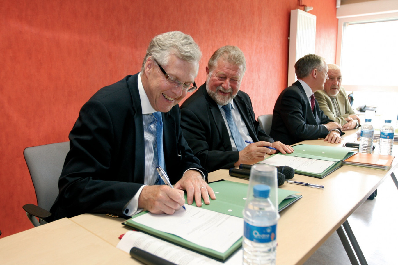 Michel Faroux (à gauche) et Jean-Pierre Kucheida ont signé le contrat de prêt qui permettra à l’Epinorpa de rembourser son emprunt obligataire.