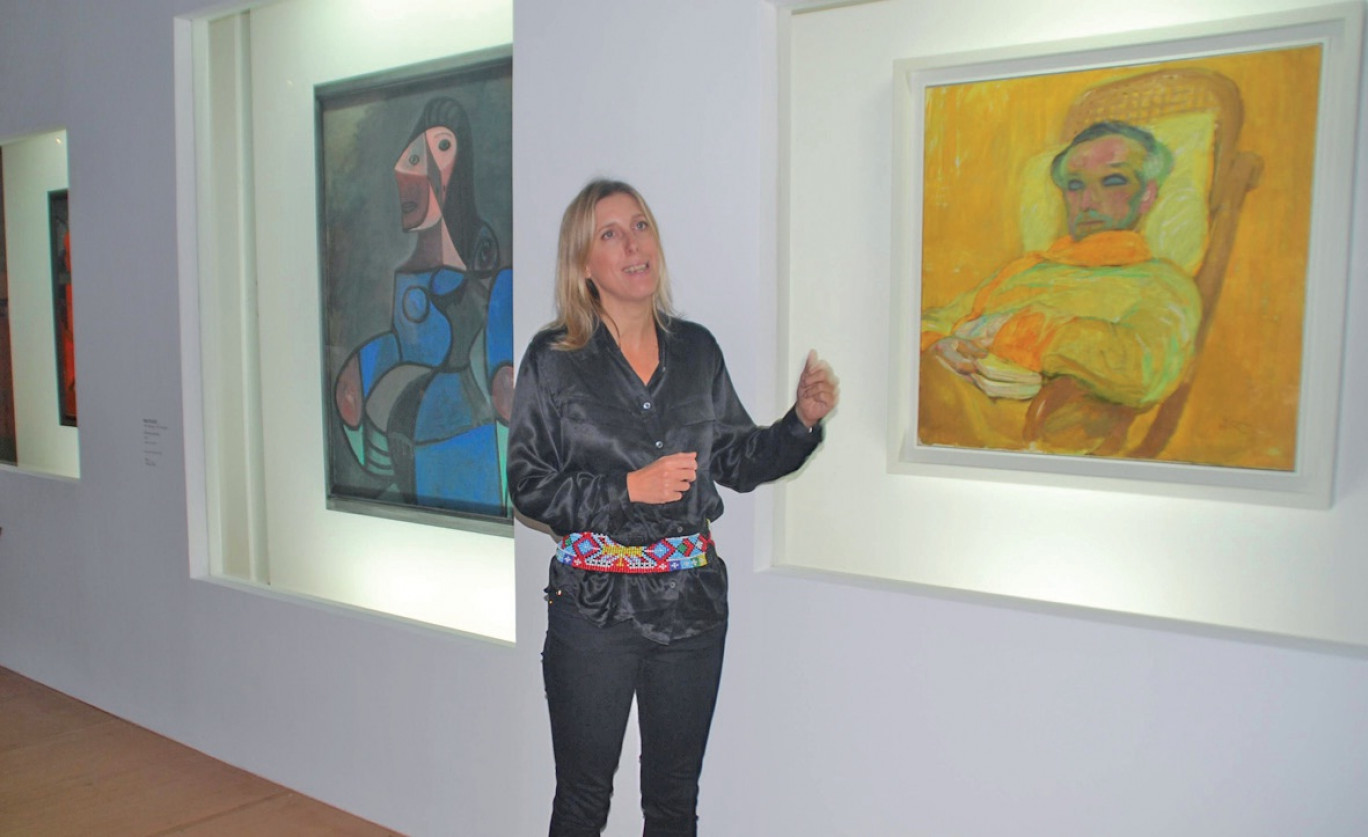Le commissaire de l’exposition, Emma Lavigne, entre La Femme en bleu de Pablo Picasso et La Gamme jaune de Frantisek Kupka.