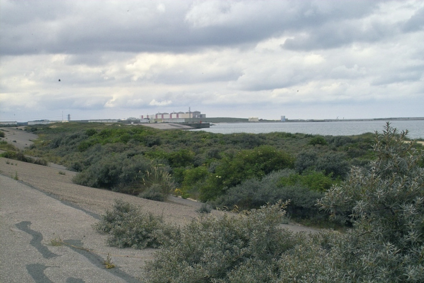 Le terminal méthanier est situé à 4 km de la centrale de Gravelines, à 1 km du terminal ferry et non loin de l’endroit où devrait être creusé le bassin de la Baltique.