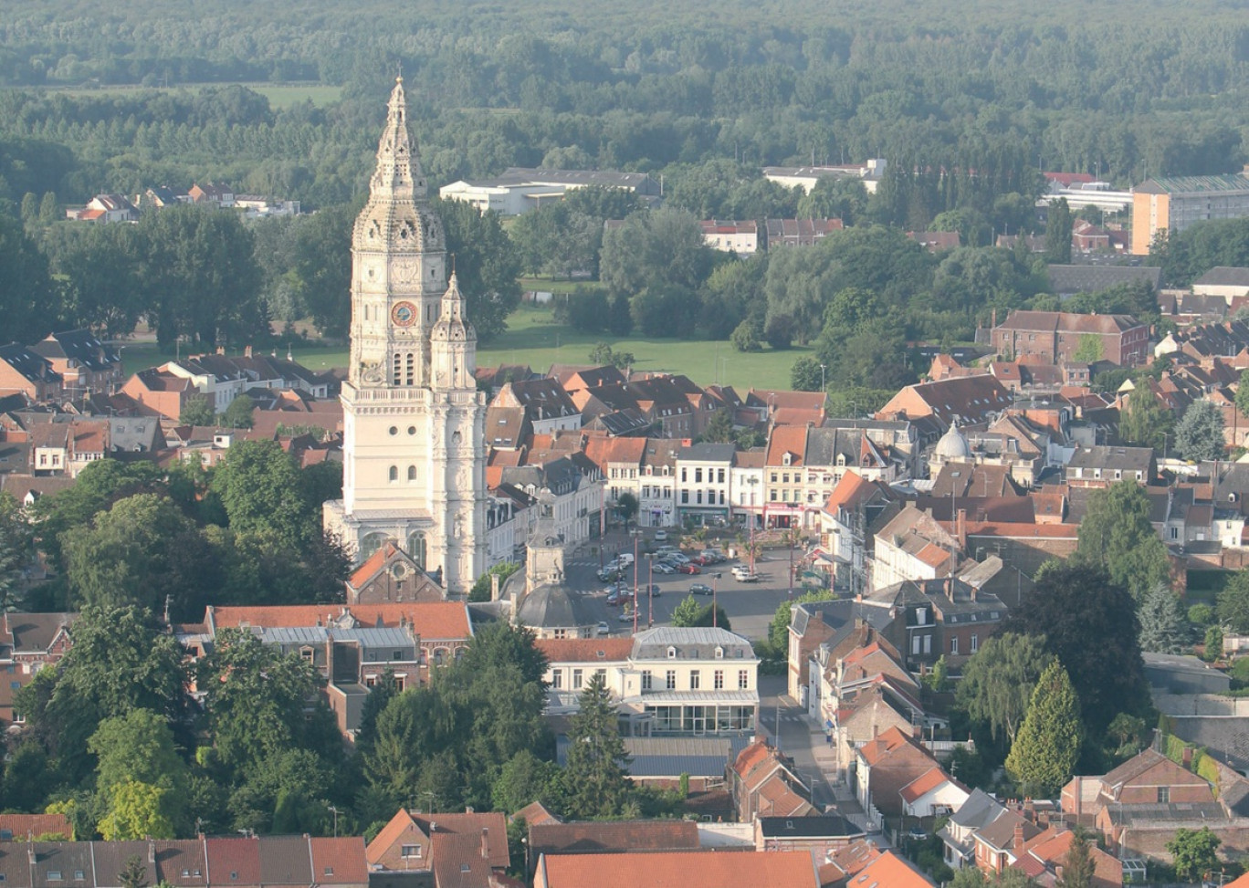 Fleuron du patrimoine amandinois, la tour abbatiale domine le centre-ville de Saint-Amand-les-Eaux du haut de ses 82 m.